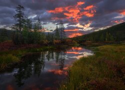 Ciemne chmury na potokiem Nevedomy Creek na Kołymie