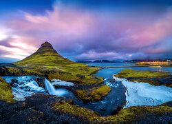 Ciemne chmury nad Górą Kirkjufell i Wodospadem Kirkjufellsfoss