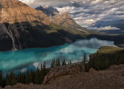 Jezioro, Peyto Lake, Park Narodowy Banff, Góry, Canadian Rockies, Lasy, Chmury, Promienie słońca, Alberta, Kanada
