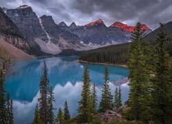 Jezioro Moraine, Góry, Las, Drzewa, Chmury, Park Narodowy Banff, Odbicie, Kanada