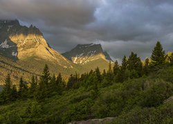 Ciemne chmury nad górami Skalistymi w Parku Narodowym Glacier