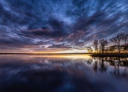 Ciemne chmury nad jeziorem Chatfield o zachodzie słońca
