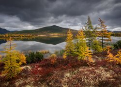 Ciemne chmury nad jeziorem Jack London i górami