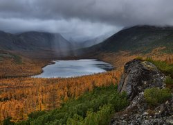 Jesień, Góry Kołymskie, Jezioro Nevidimka, Skała, Ciemne, Chmury, Kołyma, Magadan, Rosja