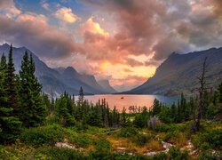 Ciemne chmury nad jeziorem Saint Mary Lake w Parku Narodowym Glacier