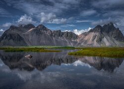 Ciemne chmury nad morzem i górą Vestrahorn w Islandii