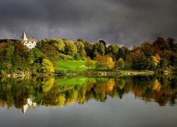 Norwegia, Bergen, Pałac Gamlehaugen, Drzewa, Jezioro, Odbicie, Ciemne, Chmury, Jesień