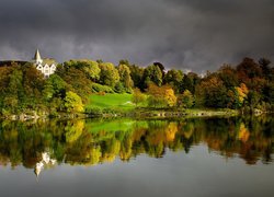 Ciemne chmury nad pałacem Gamlehaugen w Bergen