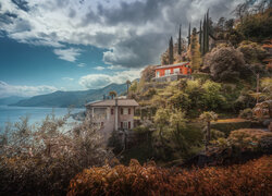 Ciemne chmury nad Ronco sopra Ascona i jeziorem Maggiore