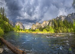 Stany Zjednoczone, Kalifornia, Park Narodowy Yosemite, Góry, Niebo, Chmury, Rzeka, Merced River, Drzewa