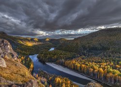 Ciemne chmury nad rzeką w dolinie