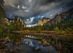Stany Zjednoczone, Stan Kalifornia, Park Narodowy Yosemite, Góry, Ciemne, Chmury, Las, Drzewa, Rzeka Merced