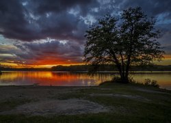 Ciemne chmury nad rzeką