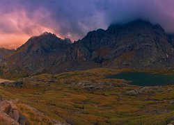 Wschód słońca, Góry, Sangre de Cristo Mountains, Skały, Łąka, Jezioro, South Colony Lakes, Kolorado, Stany Zjednoczone