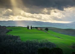 Ciemne chmury nad wzgórzami w Toskanii