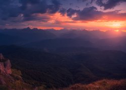 Ciemne chmury o wschodzie słońca nad górami