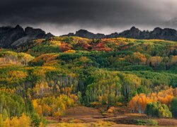 Ciemne niebo nad górami i kolorowymi wzgórzami