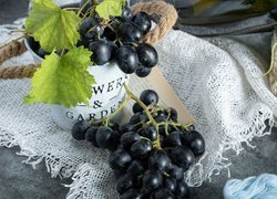 Ciemne winogrona w wiaderku