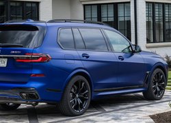 Ciemnoniebieskie BMW X7 M60i