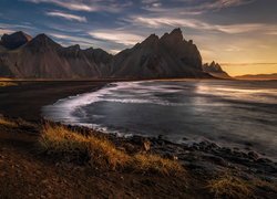 Islandia, Góra Vestrahorn, Plaża Stokksnes, Ciemny, Piasek, Góry, Chmury, Kępy, Trawa, Morze