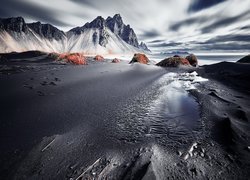 Ciemny piasek na plaży Stokksnes