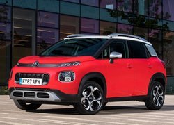 Citroën C3 Aircross obok budynku