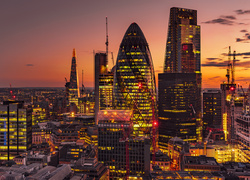 City of London z widokiem na wieżowiec 30 St Mary Axe o zmierzchu