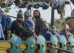 Clive Standen jako Rollo wśród żołnierzy w serialu Wikingowie