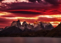 Chile, Patagonia, Park Narodowy Torres del Paine, Cordillera del Paine, Jezioro Lake Pehoé, Zachód Słońca, Góry, Jezioro, Chmury, Zachód słońca