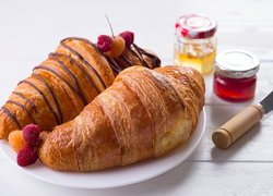 Croissanty i maliny na talerzyku