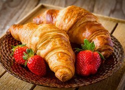 Croissanty i truskawki na talerzu