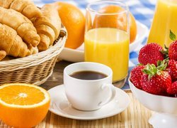 Croissanty i truskawki przy soku pomarańczowym i kawie