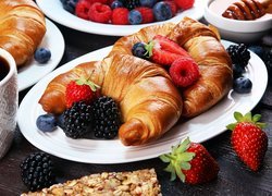 Croissanty na talerzu z owocami