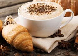 Croissanty obok filiżanki cappuccino