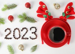 Cyfry 2023 ułożone z ziarenek kawy