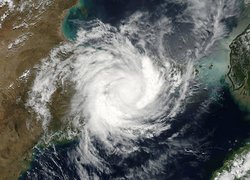 Cyklon na zdjęciu satelitarnym