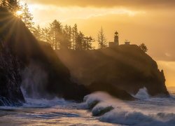 Cypel i latarnia morska Cape Disappointment w promieniach słońca