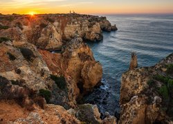 Cypel Ponta da Piedade z grupą formacji skalnych wzdłuż wybrzeża miasta Lagos w Portugalii