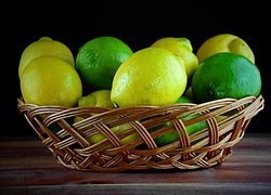 Cytryny i limonki w koszyczku