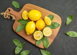 Cytryny i liście na desce