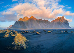 Czarna plaża i góry Vestrahorn w Islandii