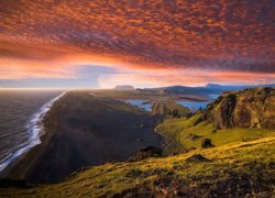 Zachód słońca, Chmury, Wybrzeże, Morze, Czarna, Plaża, Reynisfjara, Czarny, Piasek, Miejscowość Vik, Półwysep Dyrholaey, Islandia