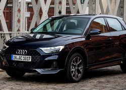 Czarne Audi A1 Citycarver