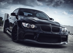 Czarne bmw m3