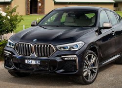 Czarne BMW X6 M50i