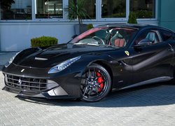 Czarne Ferrari F12 berlinetta Pininfarina