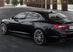 Czarne Maserati Quattroporte GTS