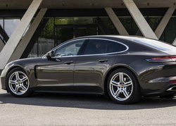 Czarne, Porsche Panamera