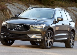 Czarne Volvo XC60 klasy SUV rocznik 2017