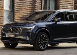 Czarne Volvo XC90 bok i przód